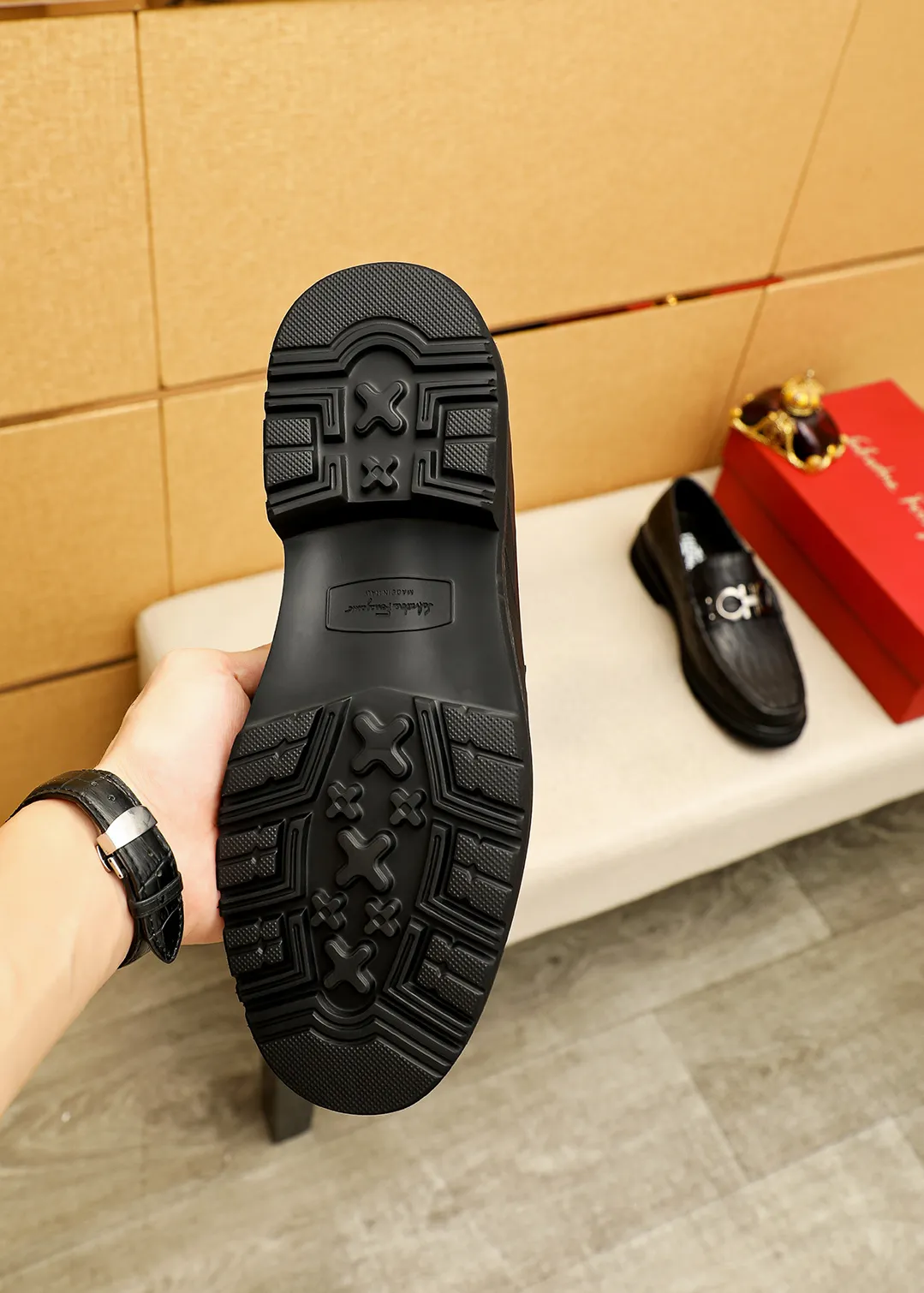 Men's shoes 💰520 💐 Product trademark: Ferragamo "Ferragamo" casual leather shoes Regular size: 38-44 (45.46🉑️customized) Product materials: Selected imported first-layer calfskin embossed upper + original hardware buckle, imported water-dyed cow leather lining. Strong three-dimensional visual effect, original outsole color: 1⃣️color optional